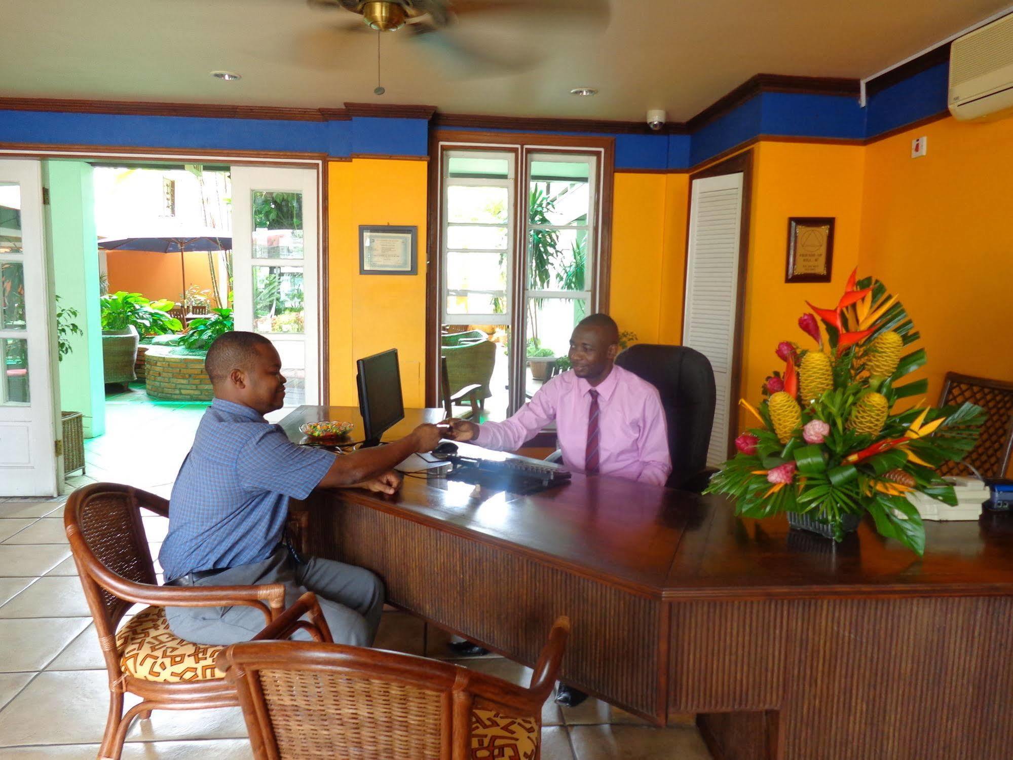 Cara Lodge Hotel Georgetown Esterno foto